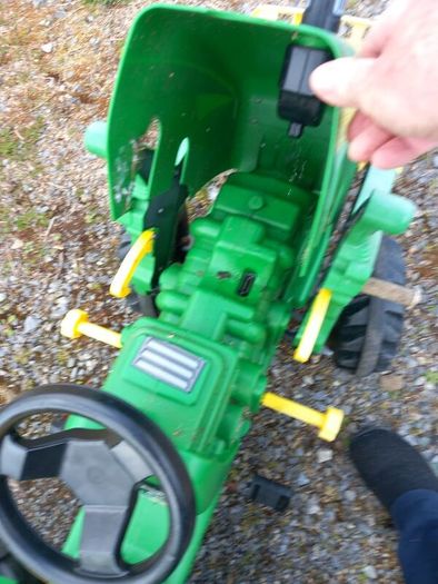 LittleTykes folding slide . 85 EURO and John deere Ride on tractor 40 euro