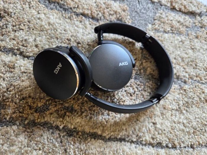 wireless headphones AKG Y500