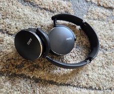wireless headphones AKG Y500