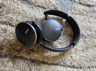 wireless headphones AKG Y500