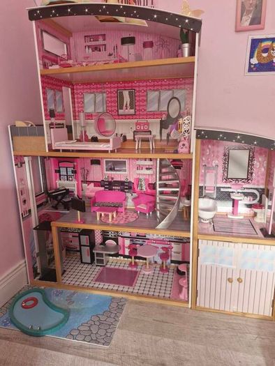 Barbie house, dolls and accessories