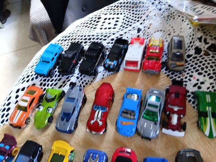 33 die cast metal cars e.c.t