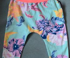Bonds baby girls aqua floral leggings Sz Newborn EUC