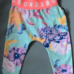 Bonds baby girls aqua floral leggings Sz Newborn EUC