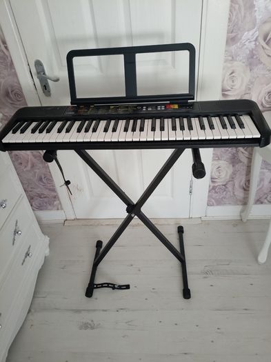 Yamaha keyboard and stand