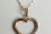 9ct Sold Gold  375 Heart pendant on 18" chain in original box