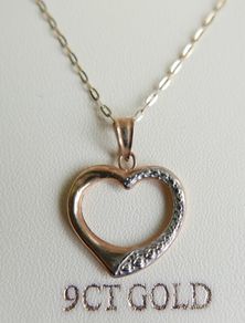 9ct Sold Gold  375 Heart pendant on 18" chain in original box