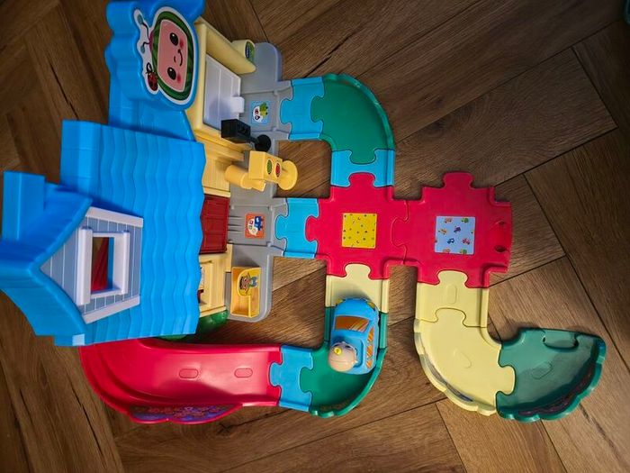 Vtech toot toot Cocomelon garage playset
