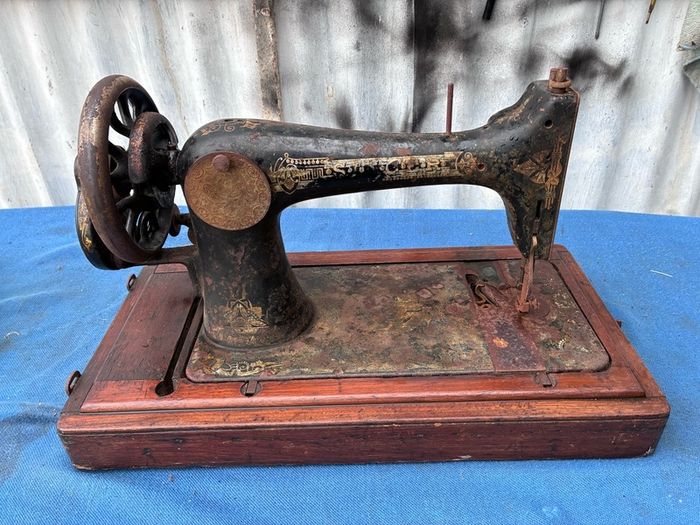 Singer sewing machine with case