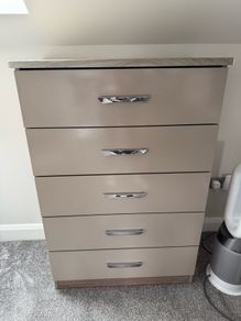 chest of drawers