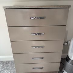 chest of drawers