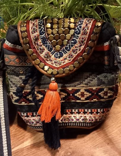 Accessorize small bucket bag