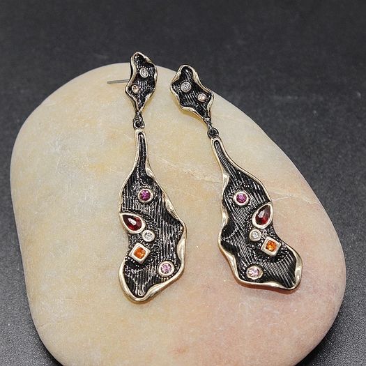 Beautiful pair earrings by R'Laith black wine color gold