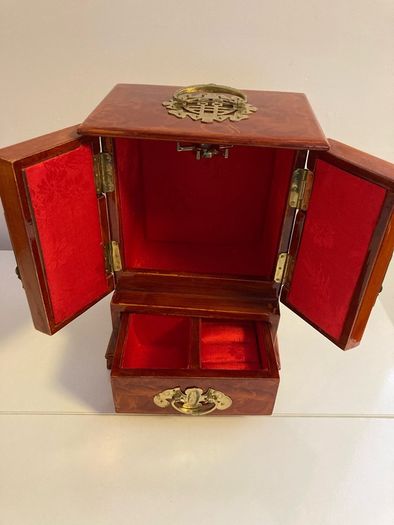 Musical jewelry box
