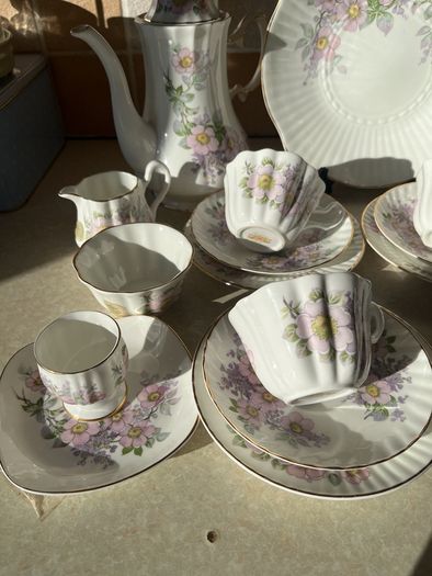 Vintage Royal Tara 21 piece set Irish Blossom in Mint condition