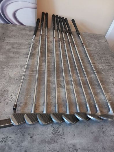 golf Set. golf clubs and bag.  Golf balls