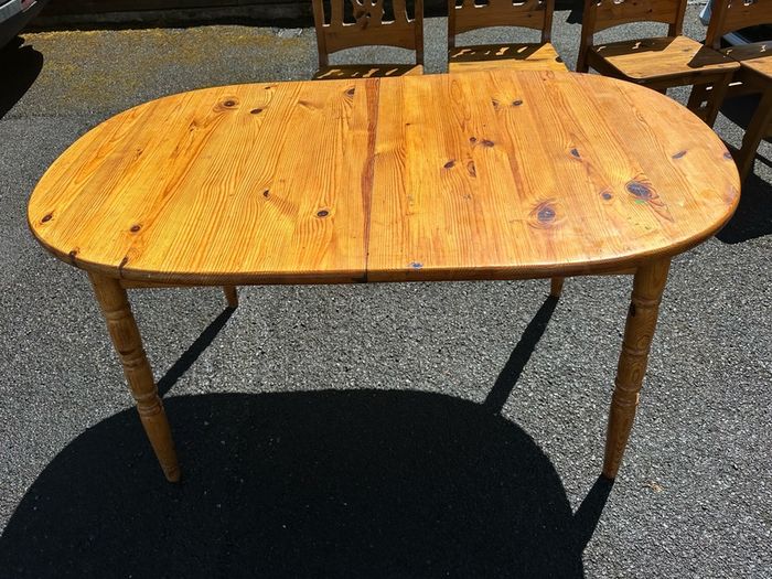 Dining Room Table & Chairs