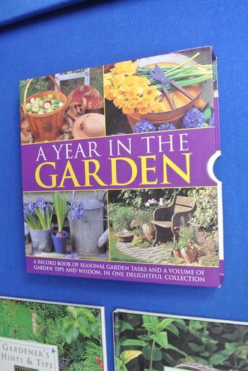 Antony Atha - A Year In The Garden - A Record Book Of Seasonal Garden Tasks & A Volume Of Garden Tips & Wisdom - In A Lovely Book Sleeve. Book Of Seasonal Garden Tasks & A Volume Of Garden Tips & Wisdom - In A Lovely Book Sleeve.