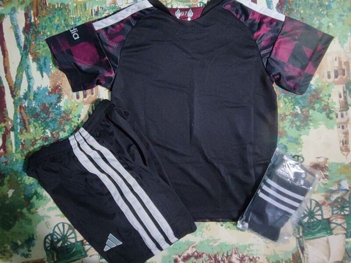 Liverpool 26/27 (3rd) Kids Full Kit ,size : 6/7 , 7/8 , 8/9 , 10/11.