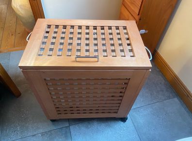 Laundry container with removable cloth