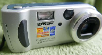Sony Cyber-Shot DSC-P51 2.0 MP Digital Camera Silver Tested + memory card
