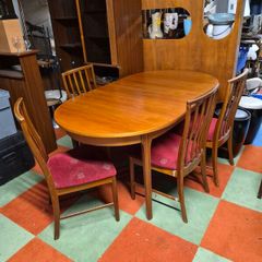 mcintosh table 4 chairs
