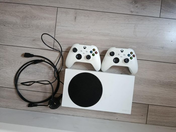 512GB Xbox Series S + 2 Official Controllers