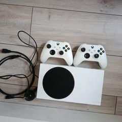 512GB Xbox Series S + 2 Official Controllers