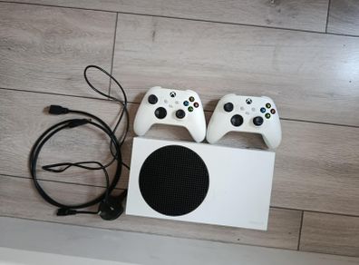 512GB Xbox Series S + 2 Official Controllers