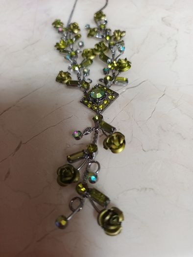 Costume  Necklace & Matching  Earrings.  Length  - 10"..