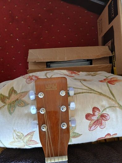 Hondo vintage acoustic guitar h117n.