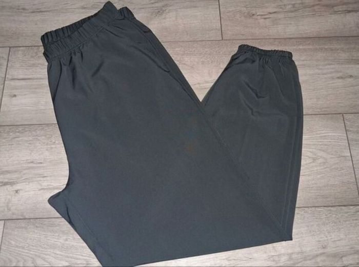 x4 Bundle - Brand New Womens Mixture Bundle - Size - XXL - Smaller Fit More A Size - U.K.16 - x3 Bundle - Bottoms - RRP - 49.74 & x1 - T-Shirt - RRP - 80.00 Dollars = RRP - 125.00+