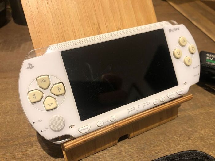 Holiday RETRO Heaven - PSP - Custom Firmware White Playstation Portable model 1000
