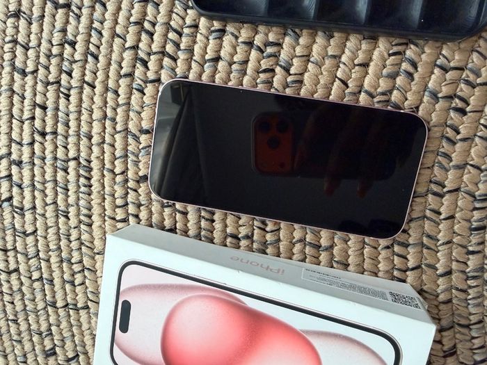 iphone 15- good as new with no scratches & with new phone accessories