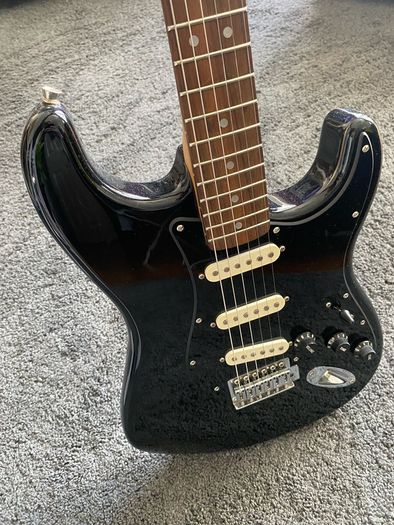 Fender SQUIRE SE Stratocaster 2007 + Extras
