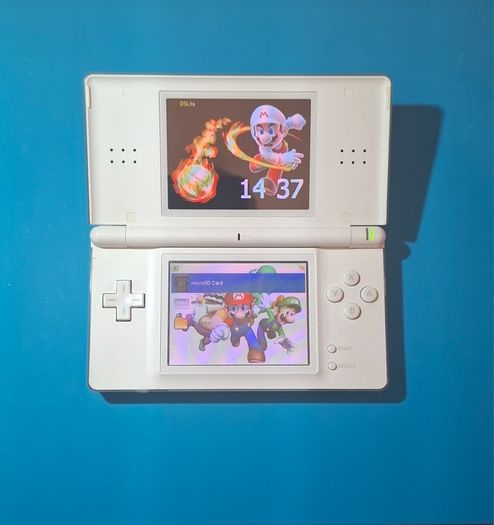 DS Lite with R4 Cartridge