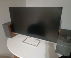 HP M32F monitor and Edifer R1280T speakers