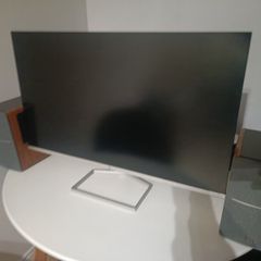 HP M32F monitor and Edifer R1280T speakers