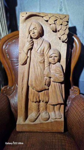 Sculptures, portraits made of wood.
