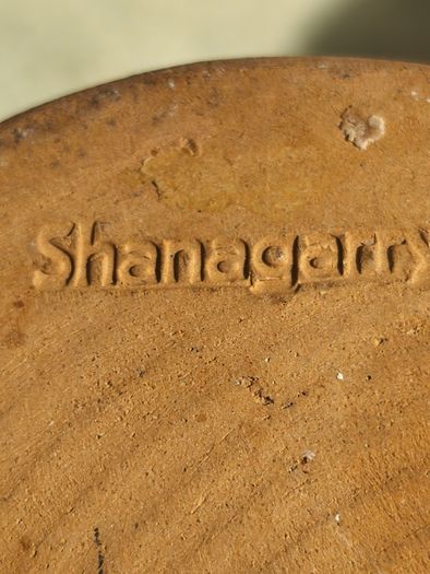 Shanagarry Stephen Pearce sugar Bowl with a lid  but no cracks have  tiny chip in the second picture.