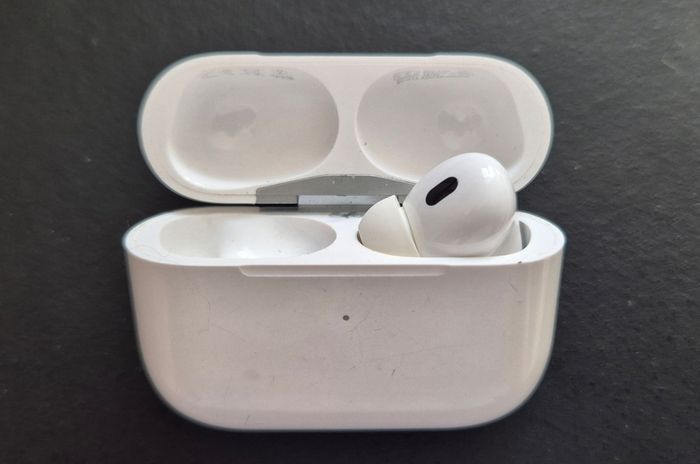 Apple Airpods Pro 2 - Case & Right ONLY