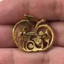 gold-tone vintage apple brooch Image 3