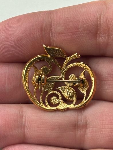 gold-tone vintage apple brooch
