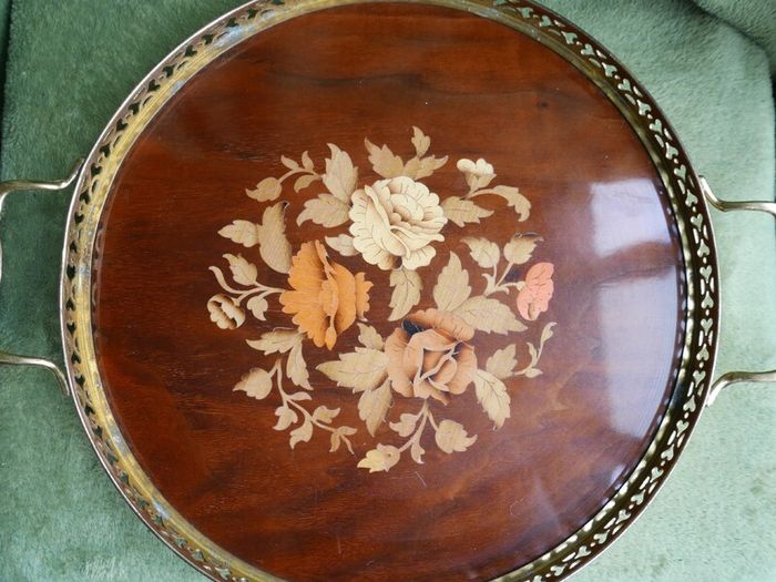 Vintage Beautiful Italian round Sorrento serving tray with burl wood inlay in a brass frame for serving trolleys/tea carts.