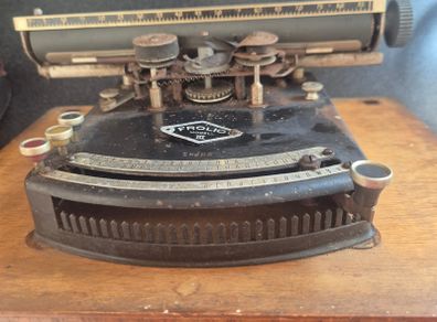Antique Frolio Typewriter from 1926 made by Gundka Werke