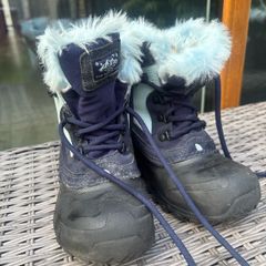 Snow boots