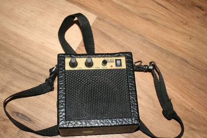 MC PG-05 5W Electric Guitar Amp Portable Amplifier Speaker with Volume Tone Control