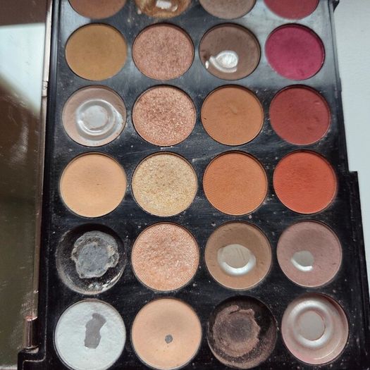 Revolution  Eyeshadow Palette