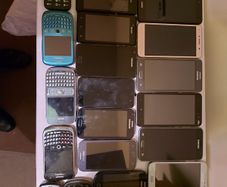 25 Mobile phones in very good cosmetic condition but have no Batterys
