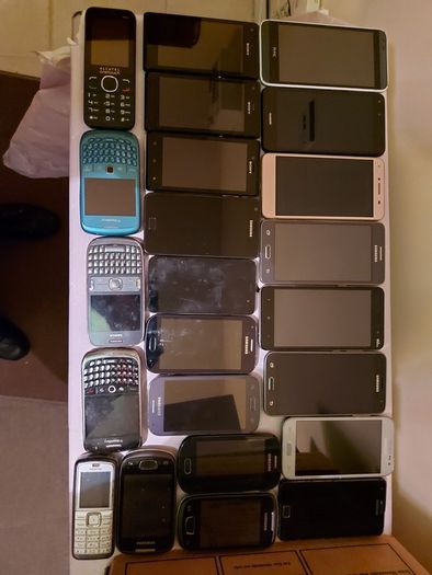 25 Mobile phones in very good cosmetic condition but have no Batterys